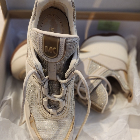 Micheal Kors - Picture 2 of 5